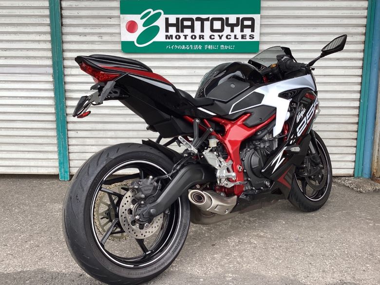 あかさたな あかさたな 2025 Kawasaki Ninja® ZX™-6R ABS KRT Edition | Action